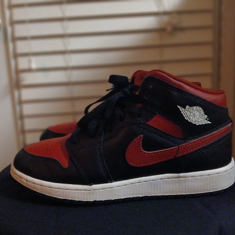 Nike Kids Black and Red Sneakers